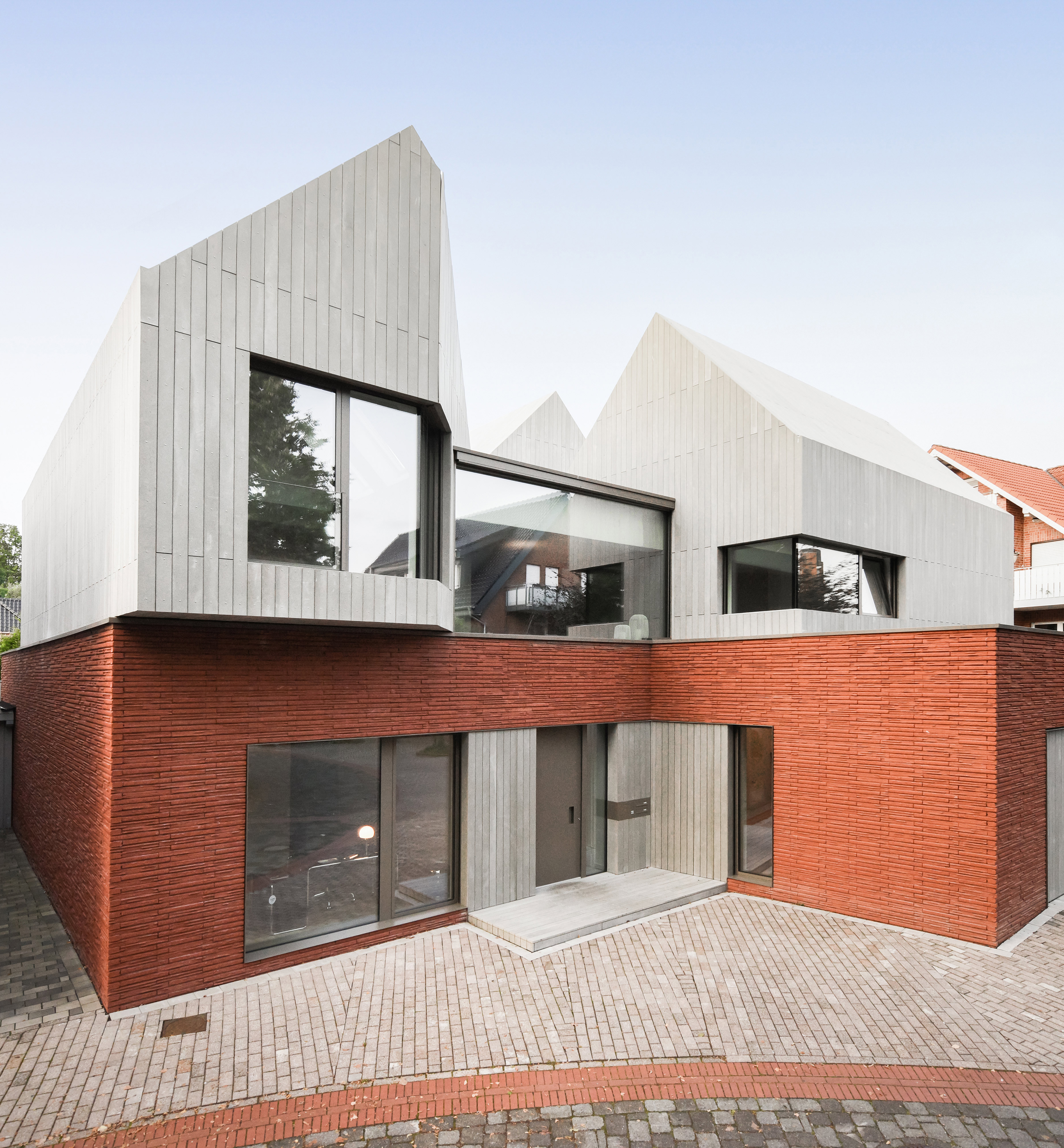 Haus aus Häusern Beelen Außenansicht Sockel und Aufstockung Haus aus Häusern Beelen Außenansicht Sockel und Aufstockung
