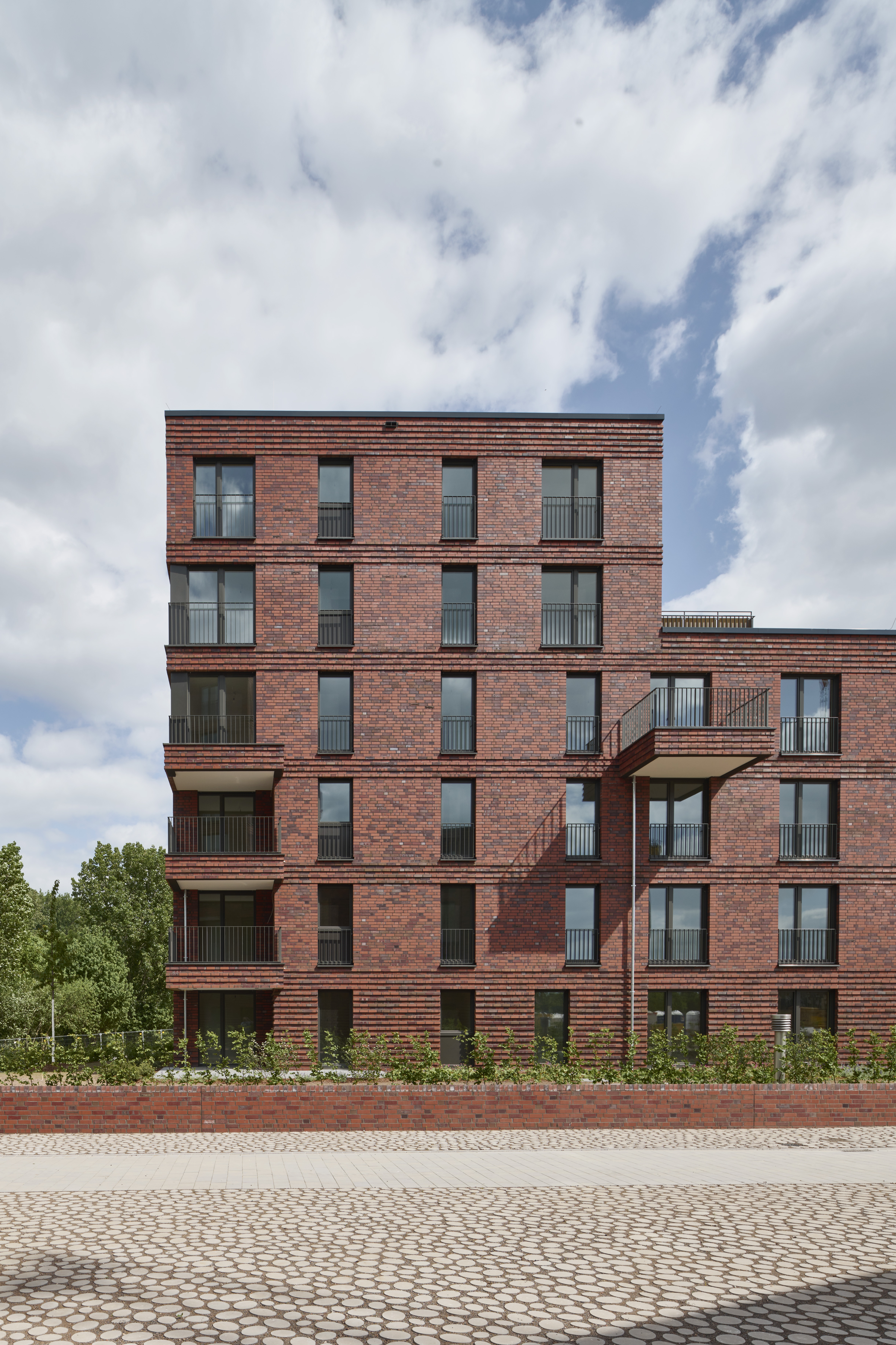 Wasserstadt Limmer Achtgeschosser frontal an Wasserlinie