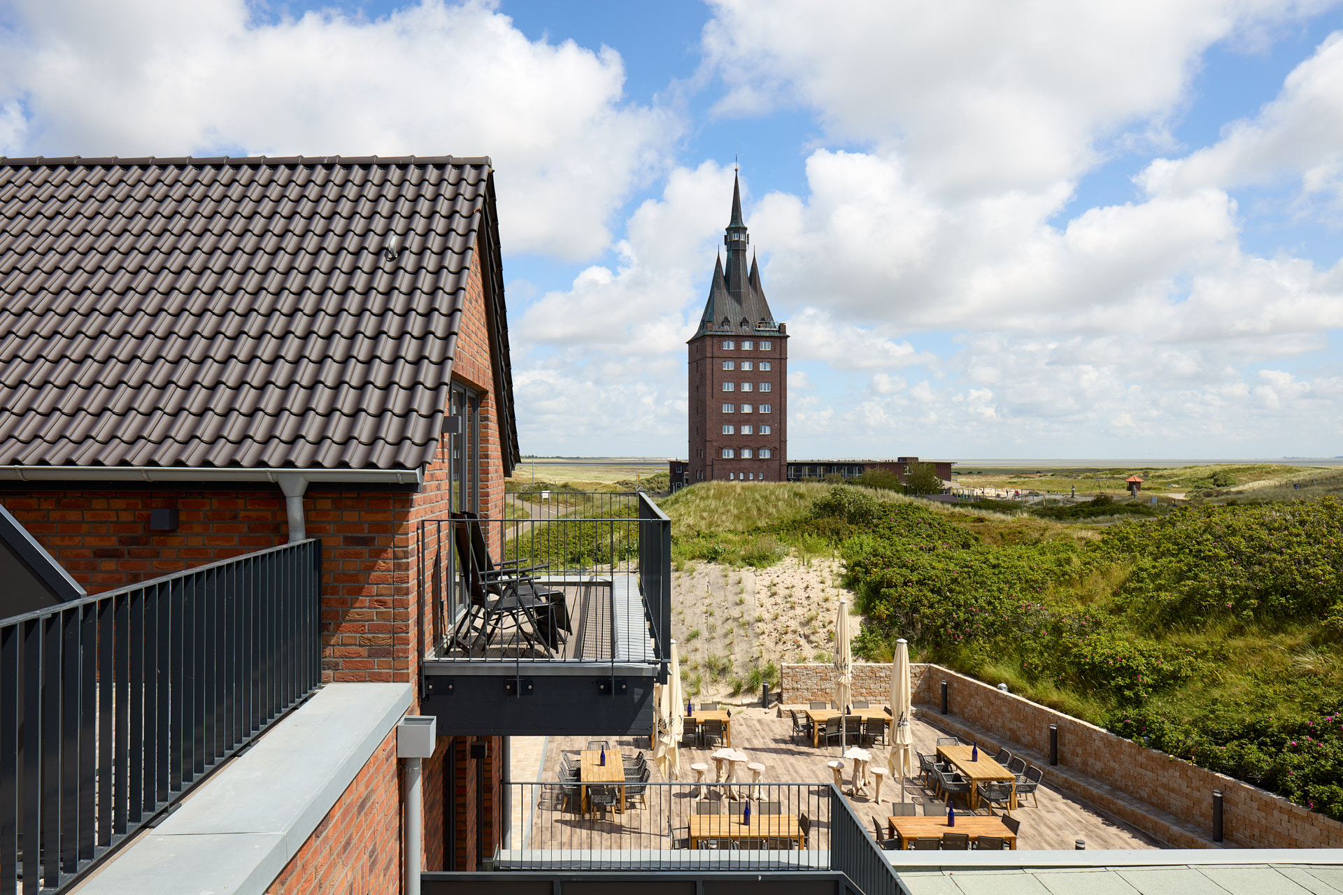 Apartmenthotel Westeroog auf Wangerooge private Balkone mit Blick auf den Westturm