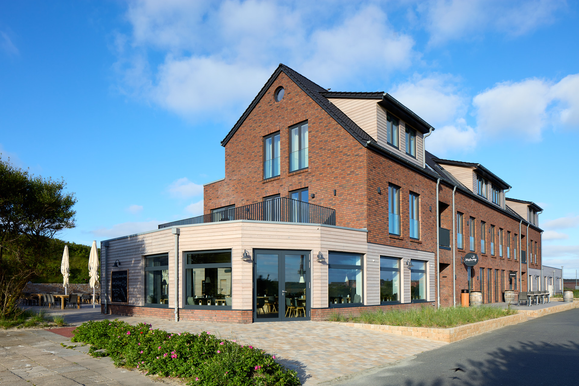 Apartmenthotel Westeroog auf Wangerooge Außenansicht mit Rundung