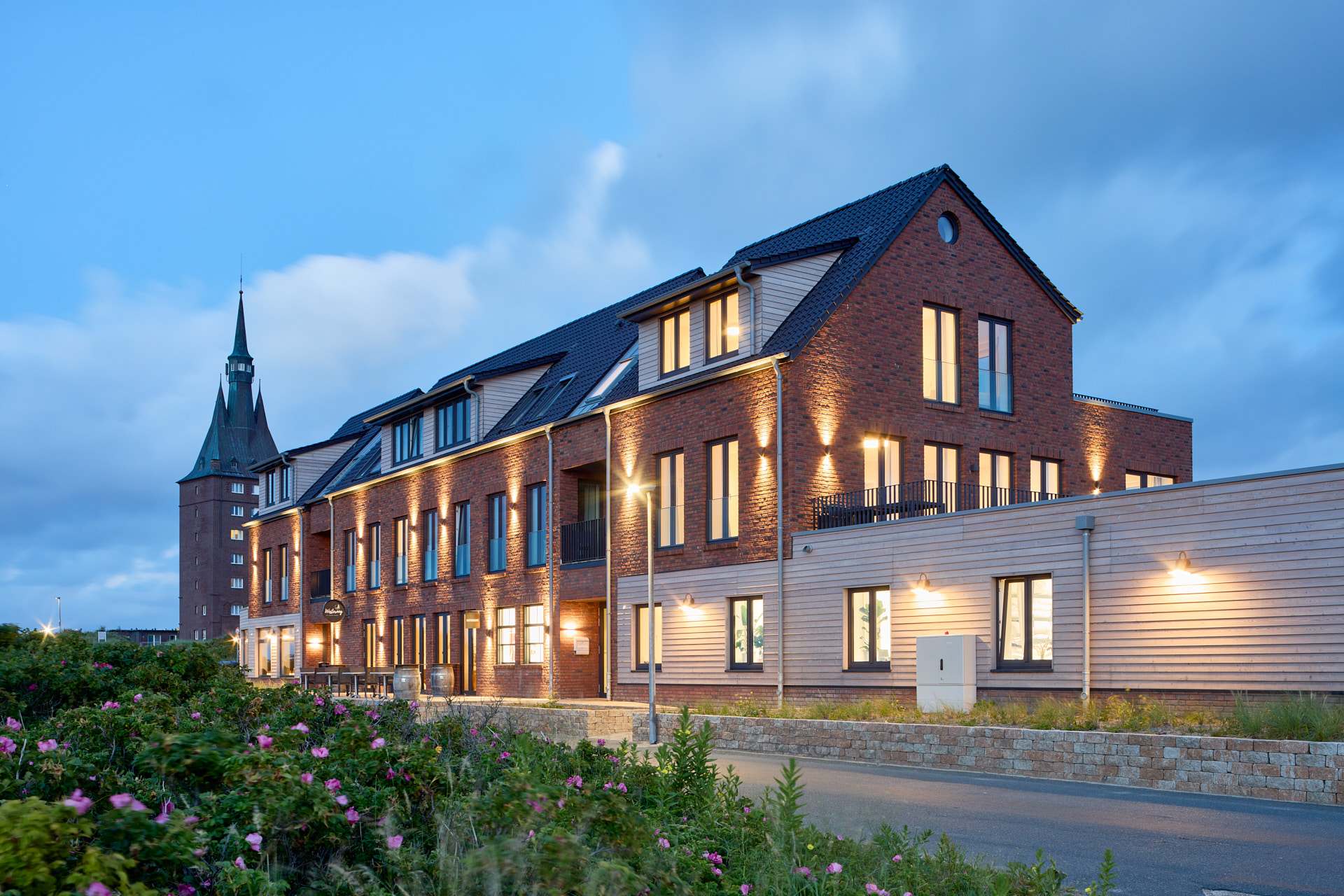 Apartmenthotel Westeroog auf Wangerooge Außenansicht beleuchtet