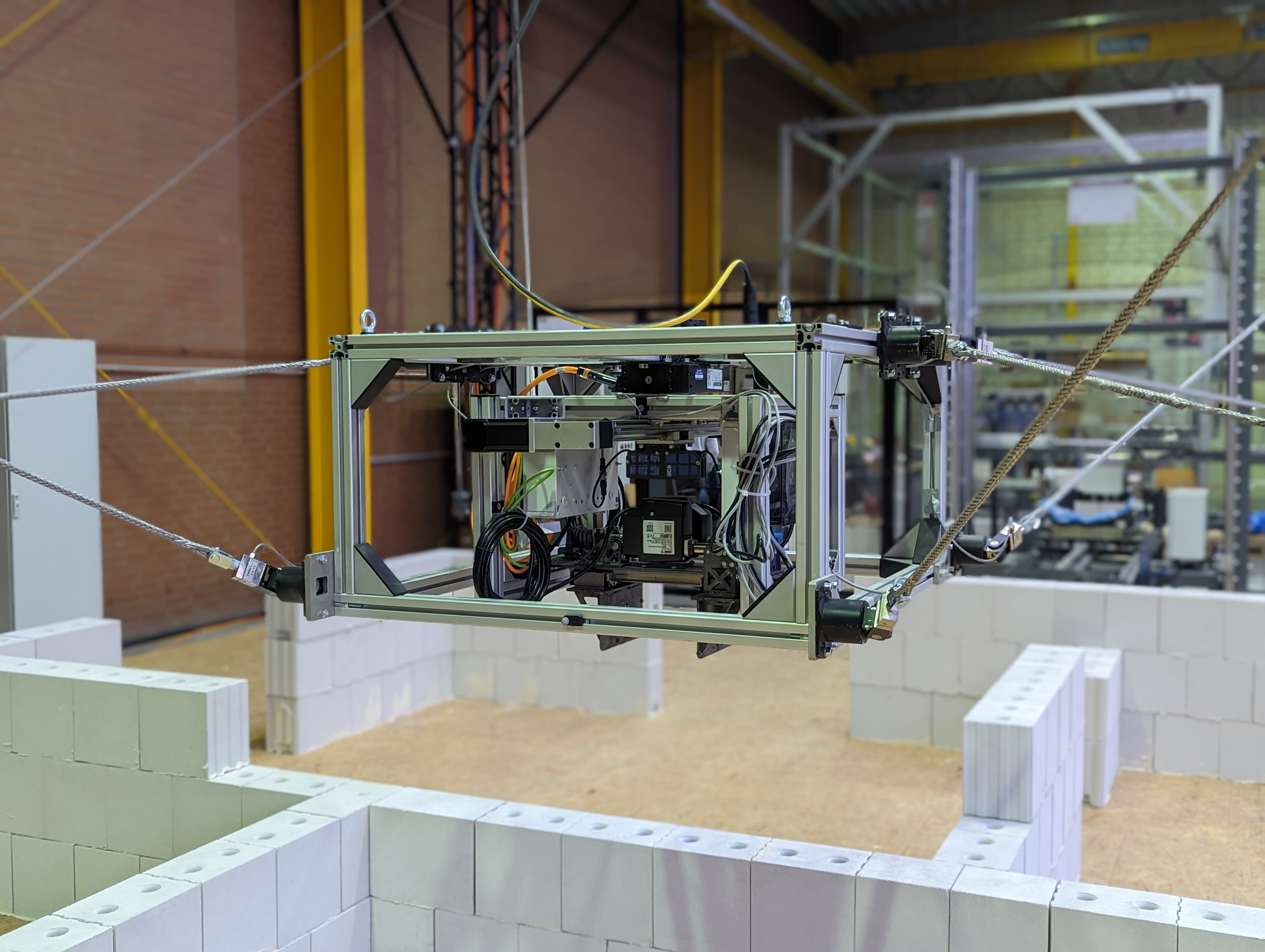 Seilroboter mauert Kalksandsteinwände