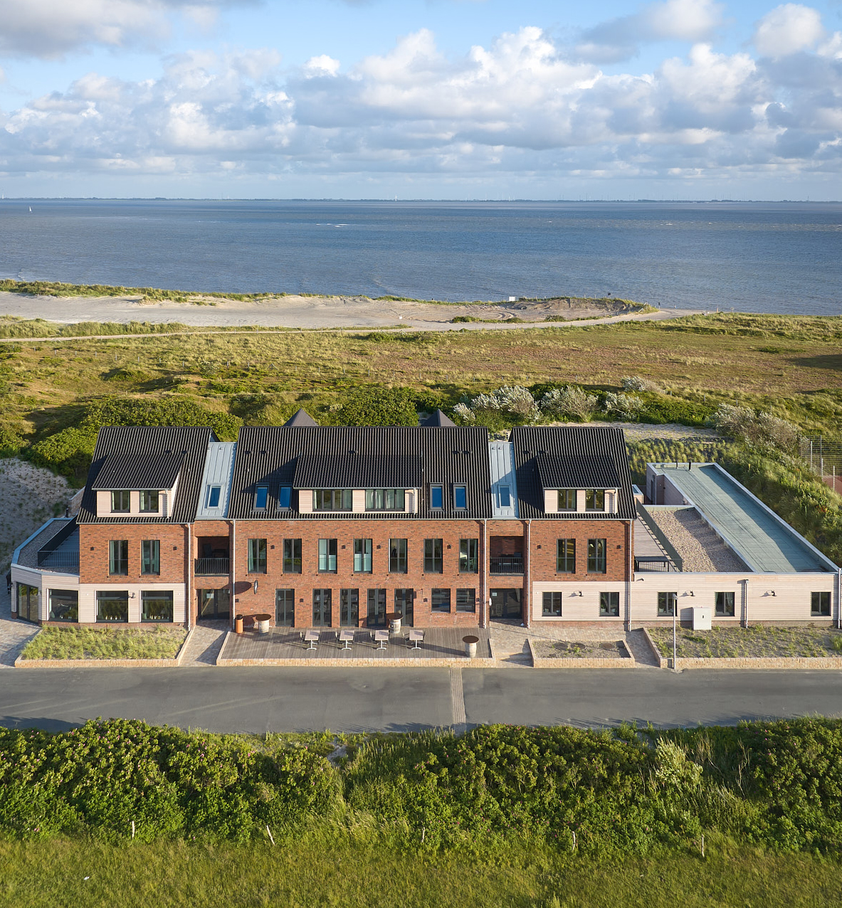 Apartmenthotel Westeroog auf Wangerooge Drohnensicht mit Blick auf die Nordsee Apartmenthotel Westeroog auf Wangerooge Drohnensicht mit Blick auf die Nordsee