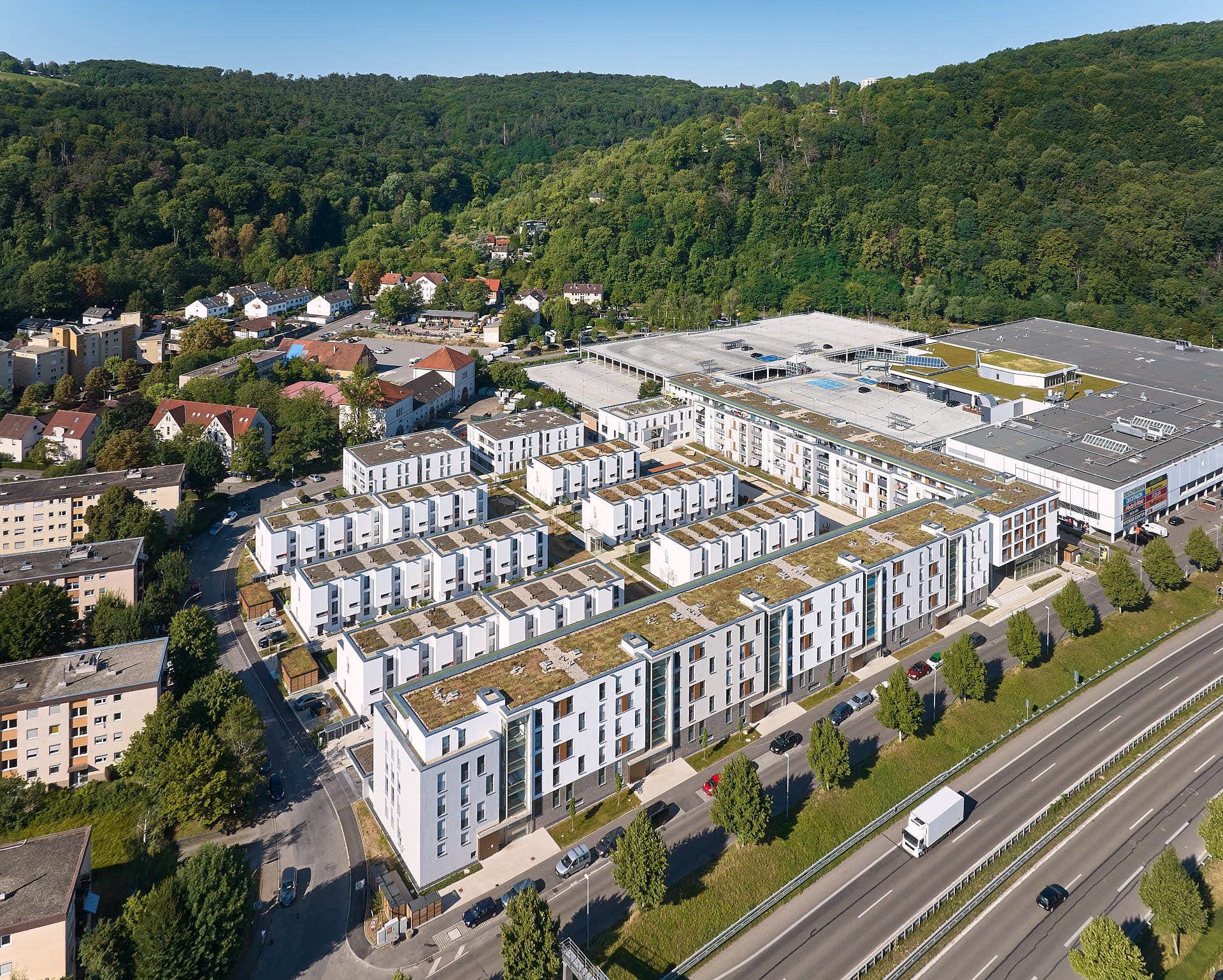 Salucci Höfe Esslingen Drohnenaufnahme mit Bundesstraße und Einkaufszentrum Salucci Höfe Esslingen Drohnenaufnahme mit Bundesstraße und Einkaufszentrum