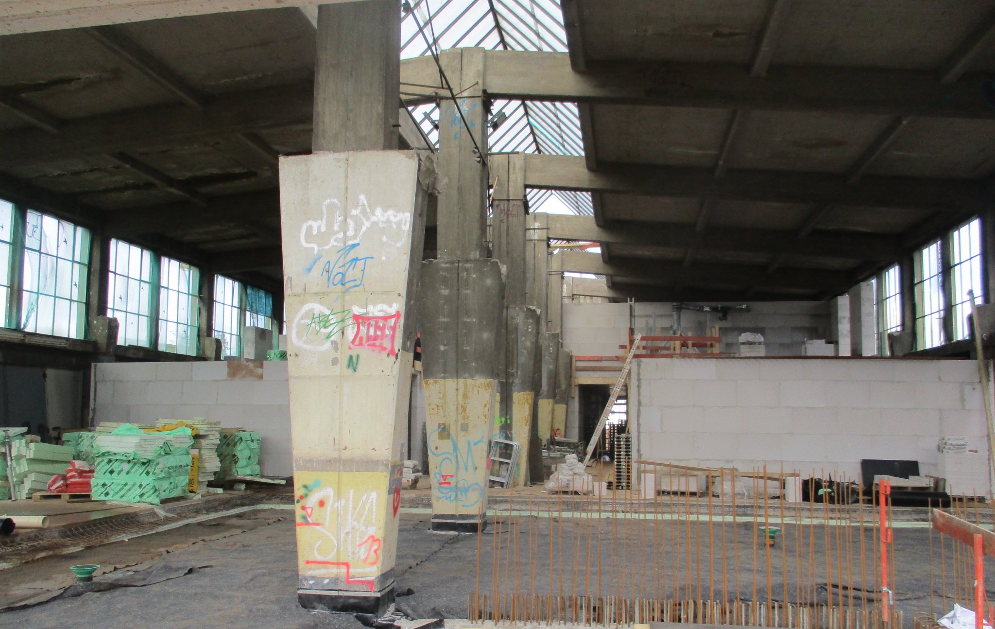 Panzerhalle Landau neu eingezogene Kalksandsteinwände