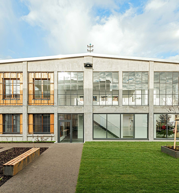 Panzerhalle Landau Frontansicht mit Garten Panzerhalle Landau Frontansicht mit Garten