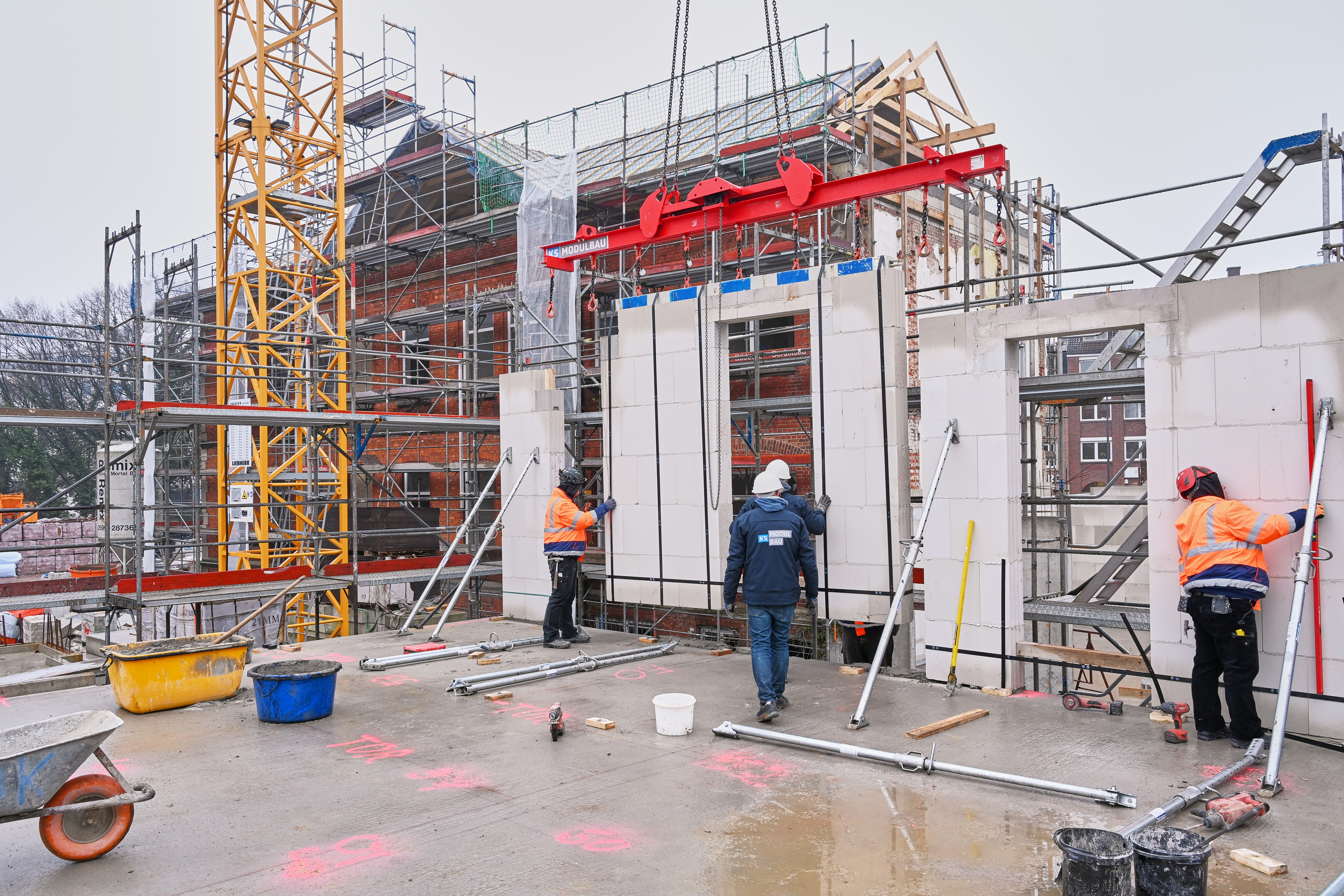 vorgefertigte Mauerwerkstafeln aus KS auf der Baustelle Hartmannstift in Bremen