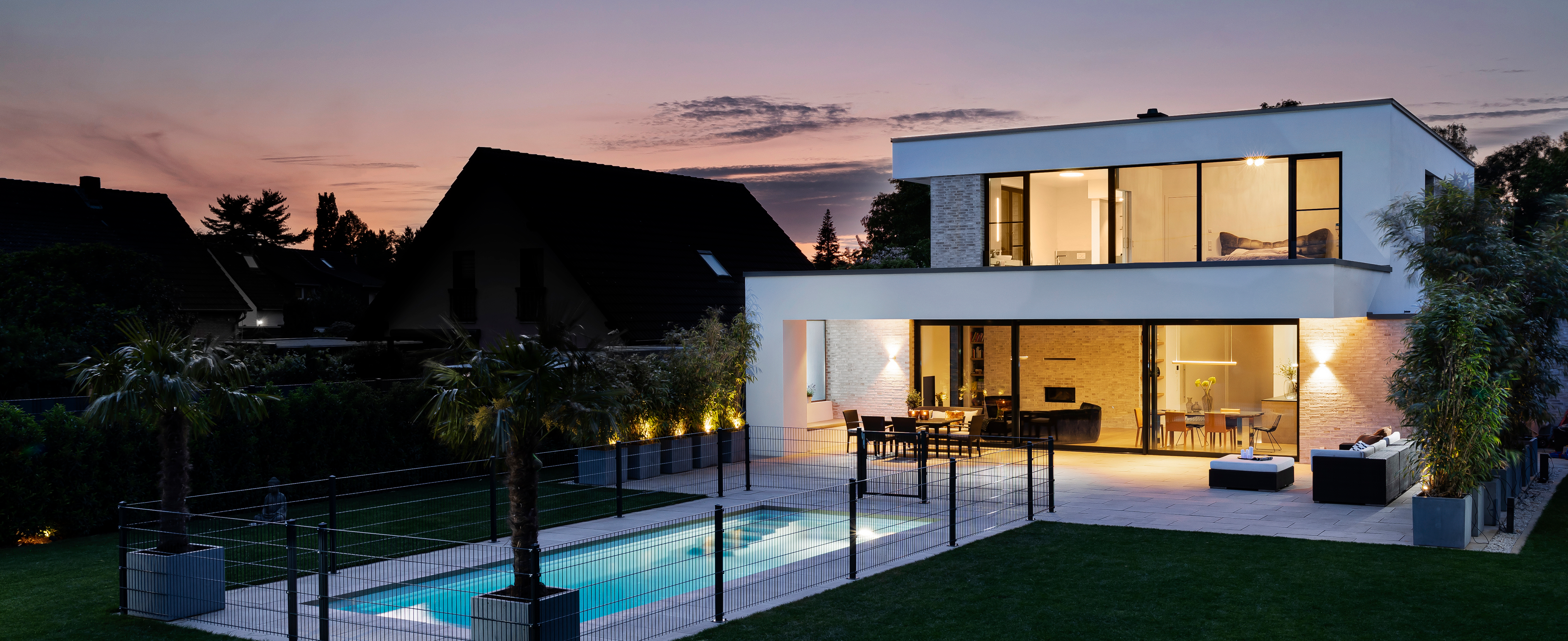 Haus H Gartenansicht in der Abenddämmerung Haus H Gartenansicht in der Abenddämmerung