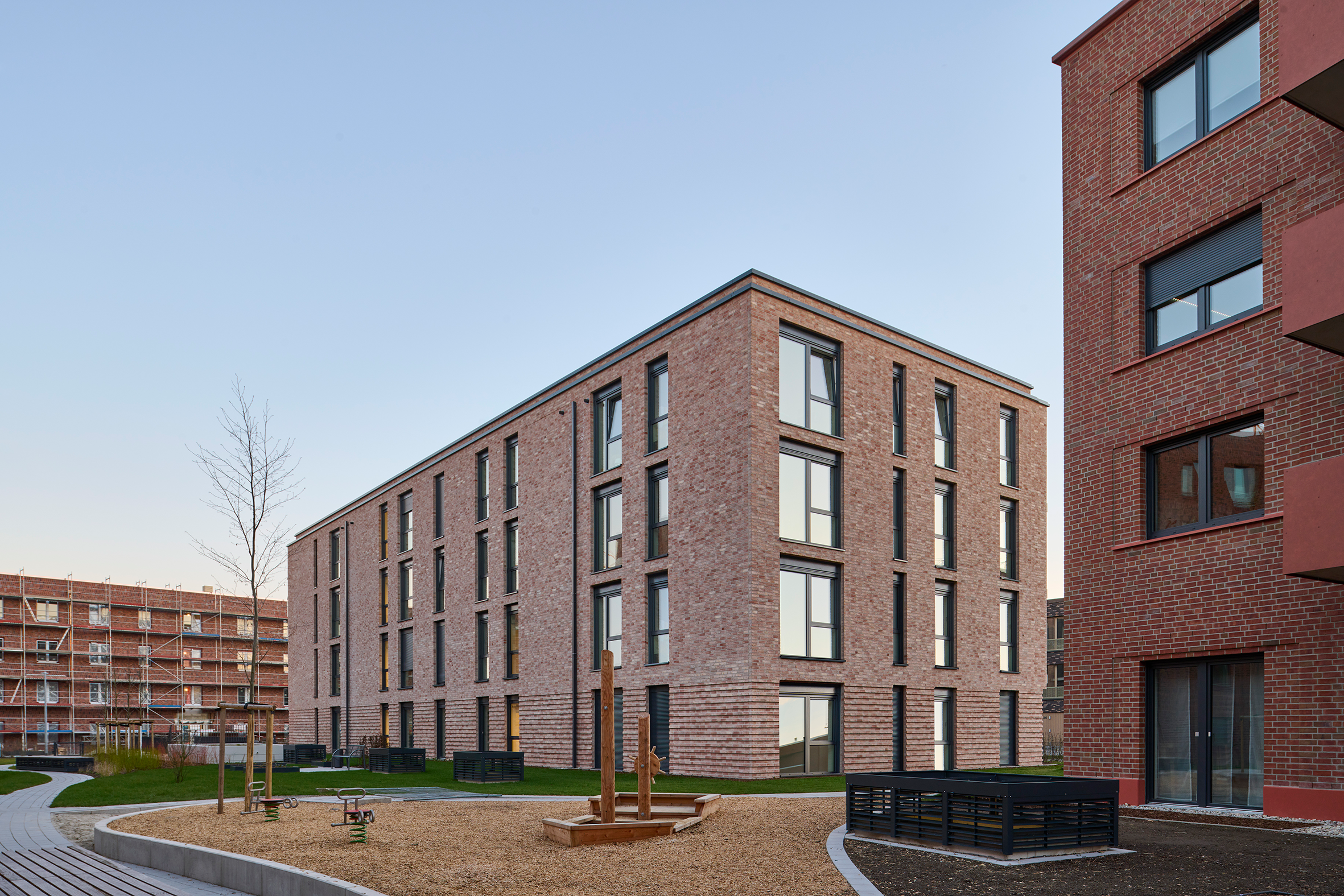 Wohnen am Anger Buchholzer Grün Wohngebäude mit Sockel und Freiflächen