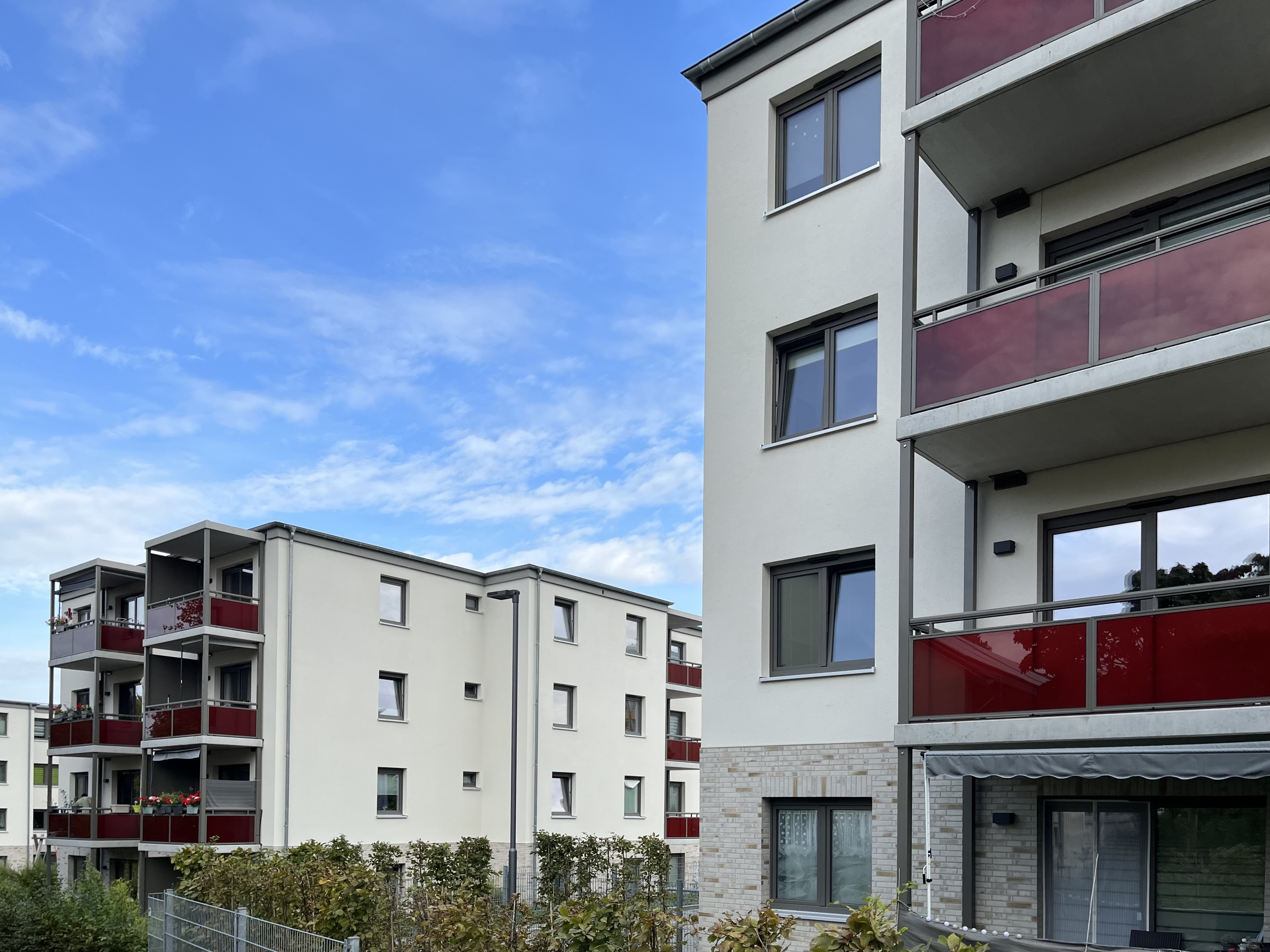Wohnen für alle Neuland Wolfsburg rote Balkone