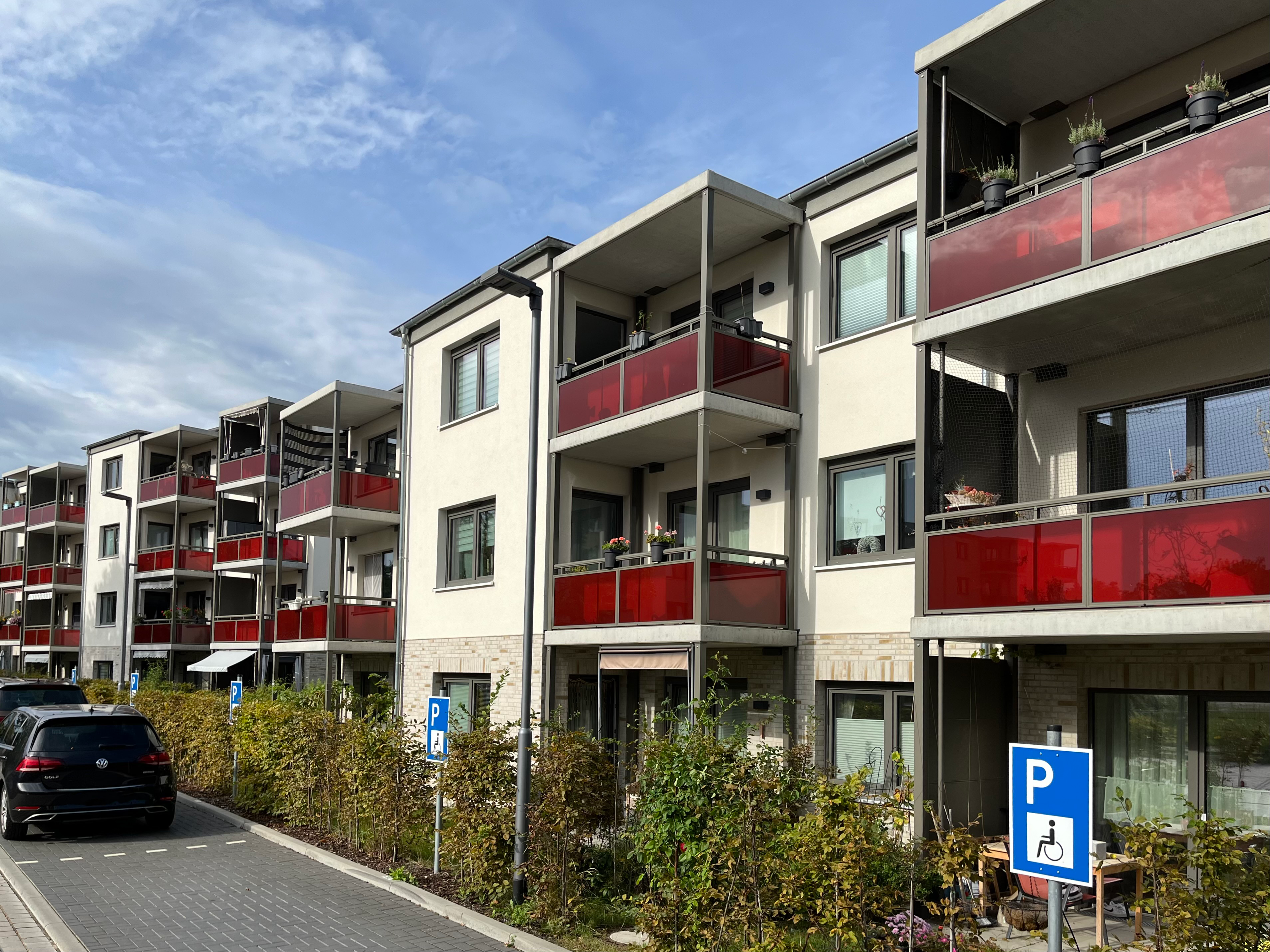 Wohnen für alle Neuland Wolfsburg Straßenansicht mit Parkplätzen