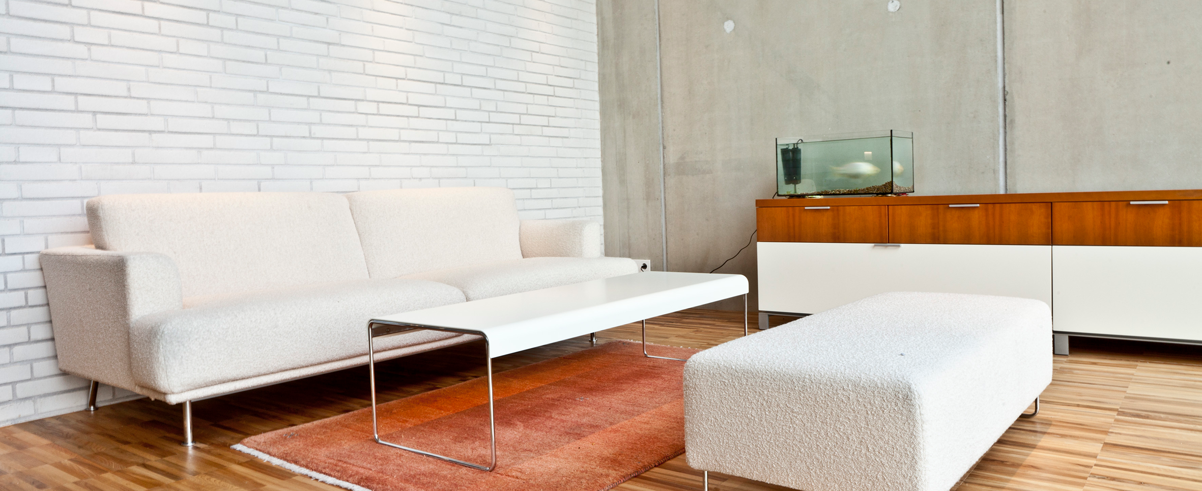 Haus am Hang Esslingen Wohnzimmer mit Sichtmauerwerk