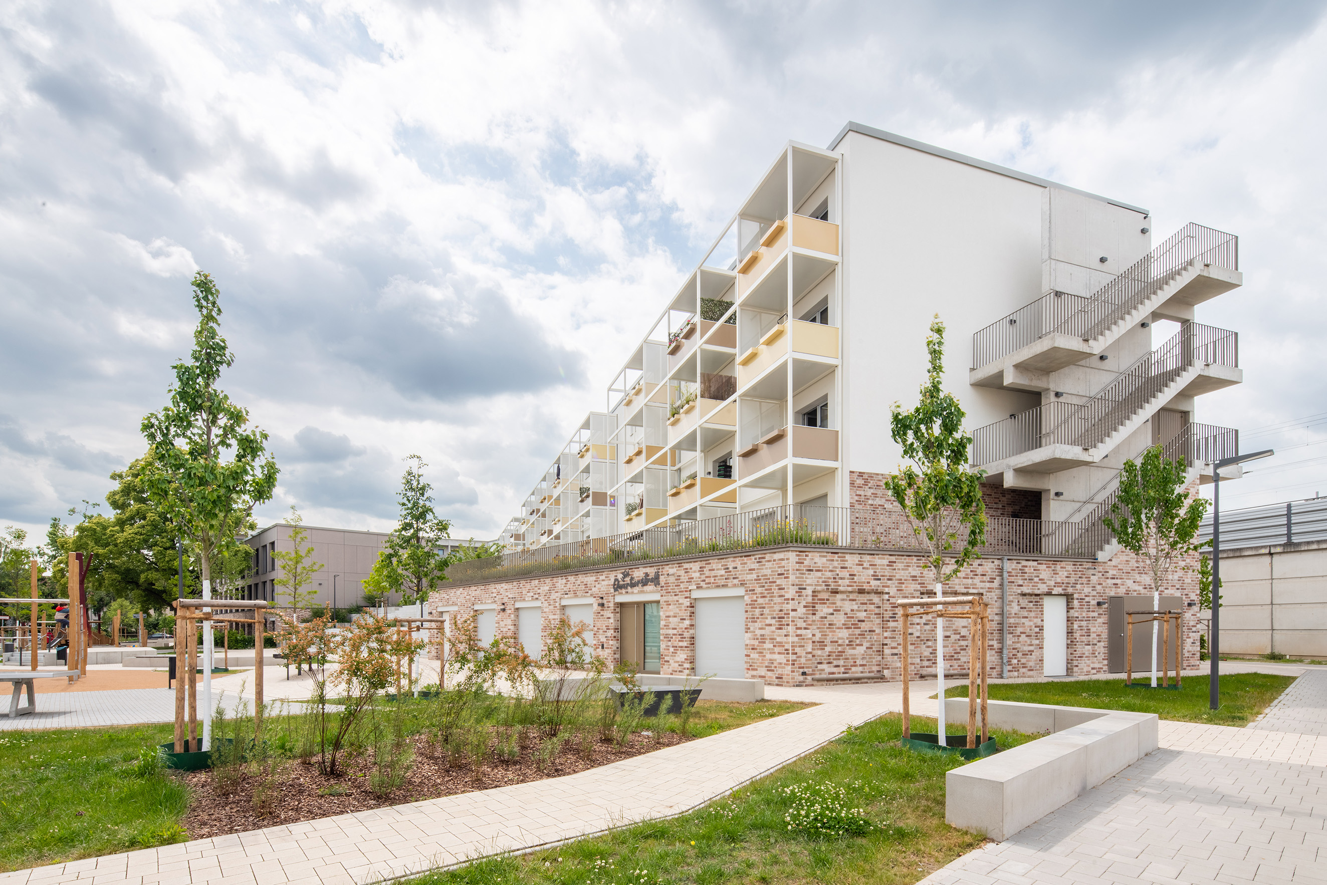 Wohnquartier Gretelriede mit Klinkersockel und Loggien