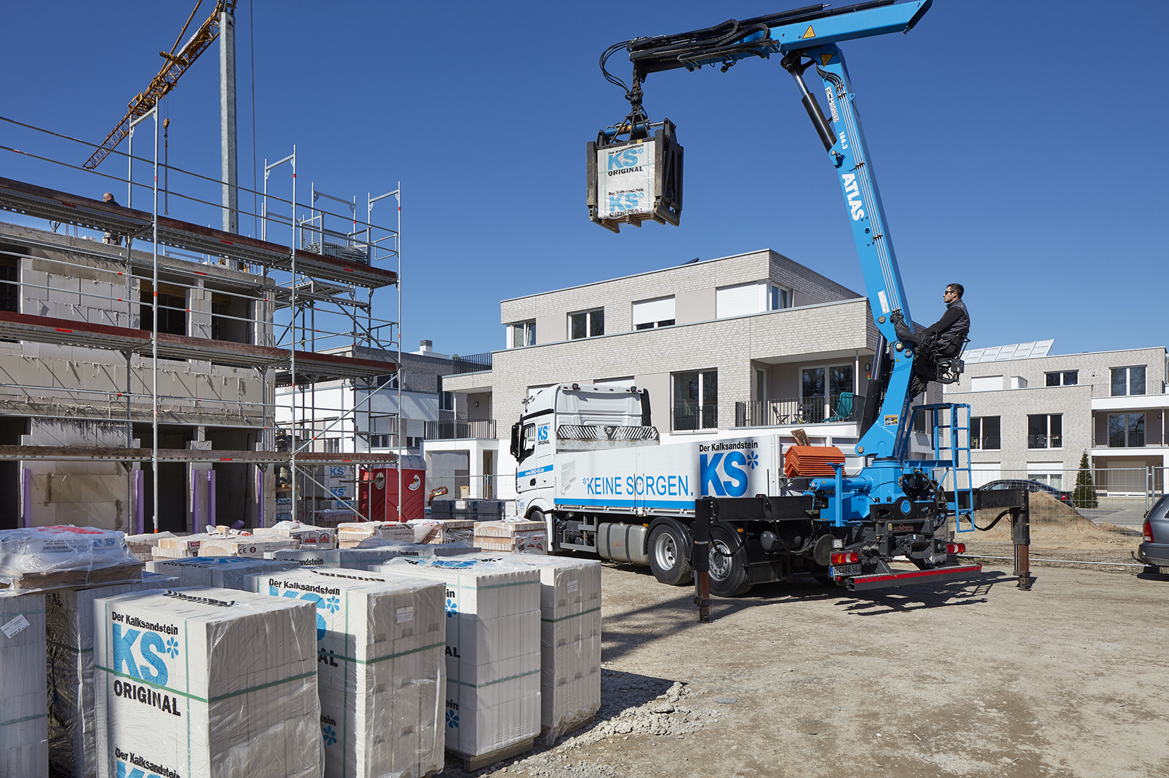 Verladung der Kalksandsteine auf der Baustelle