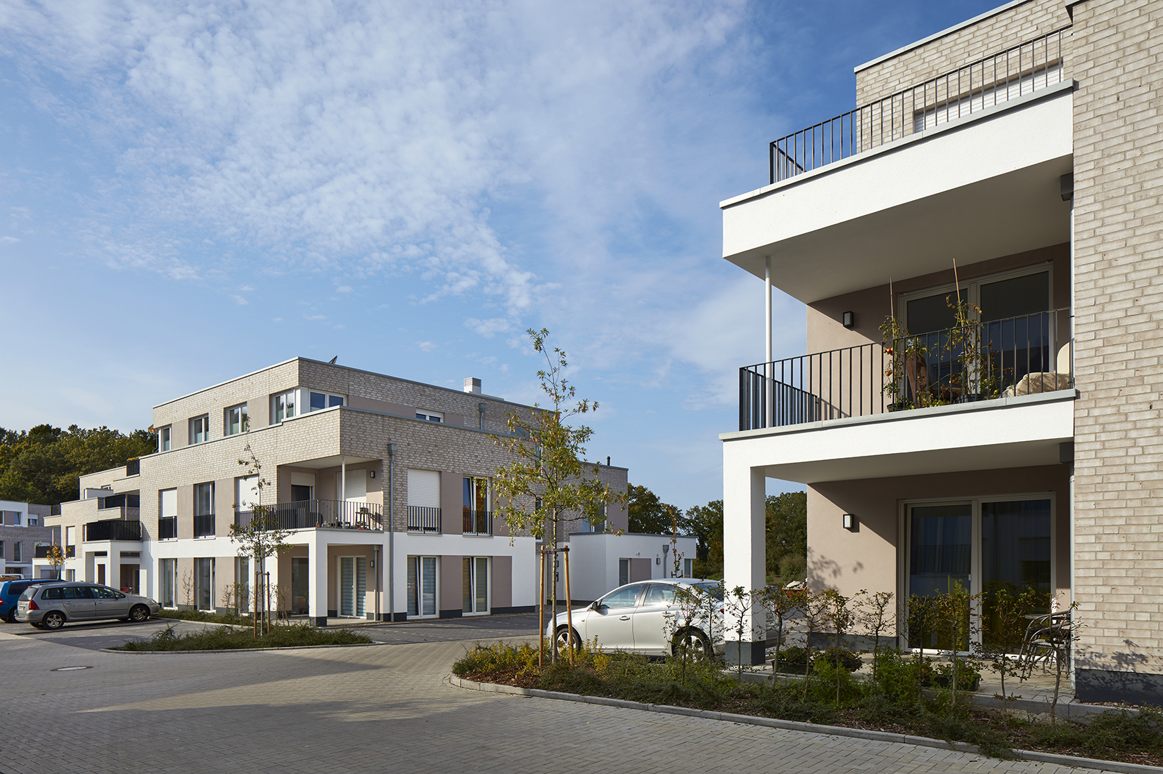 Wohnquartiere in der Von-Dorgelo-Straße mit Balkonen und Stellplätzen