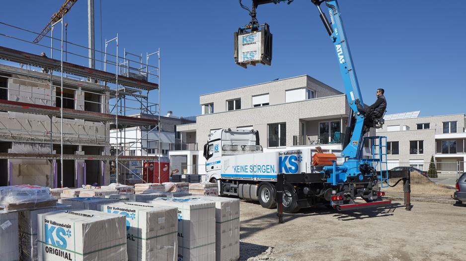 Verladung der Kalksandsteine auf der Baustelle