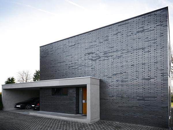 Kubisches Wohnhaus mit KS* Frontansicht