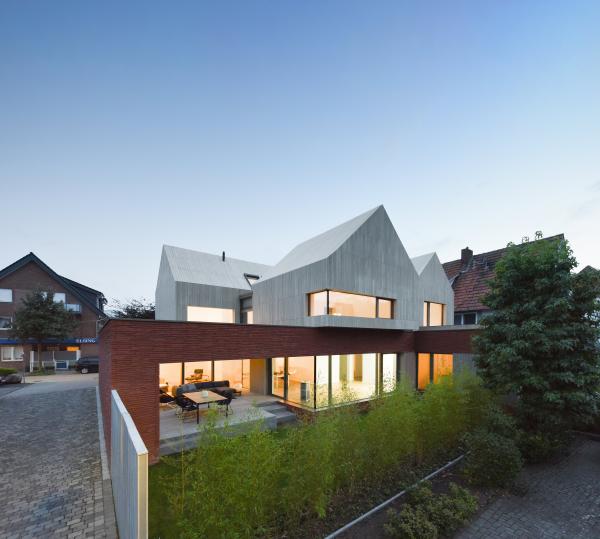 Haus aus Häusern Beelen Außenansicht in der Abenddämmerung