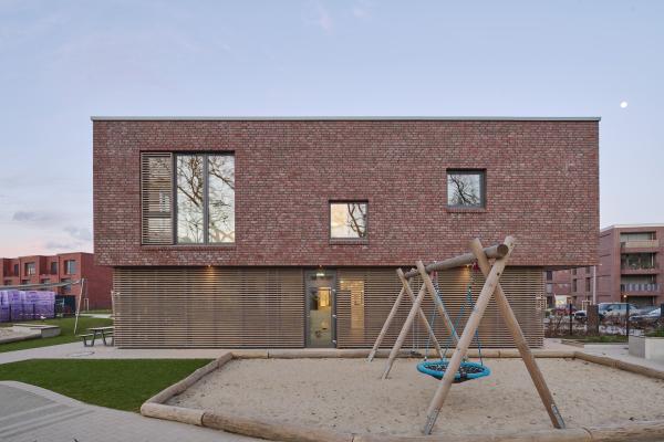 Kita Buchholzer Grün Außenbereich mit Spielplatz