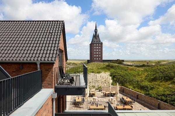 Apartmenthotel Westeroog auf Wangerooge private Balkone mit Blick auf den Westturm