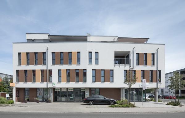 Mehrfamilienhaus Burgfarrnbach Wohnungen und Gewerbe
