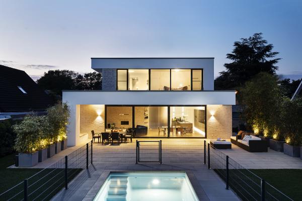 Haus H Gartenansicht Rückansicht mit Pool in der Abenddämmerung