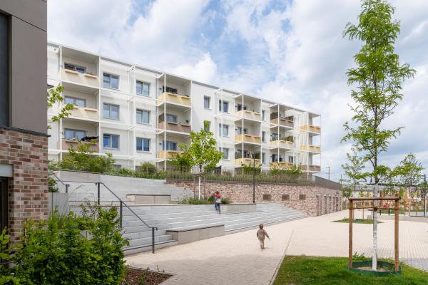 Wohnquartier Gretelriede mit Riegel, der das Quartier vom Bahnlärm abschirmt