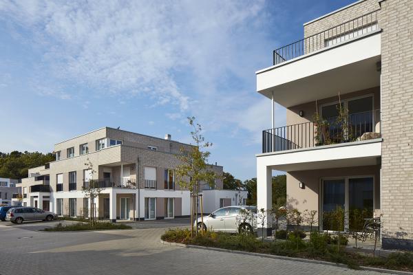 Wohnquartiere in der Von-Dorgelo-Straße mit Balkonen und Stellplätzen