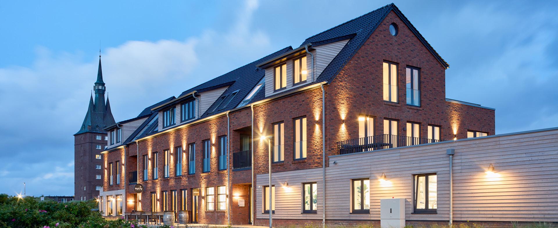 Apartmenthotel Westeroog auf Wangerooge Außenansicht mit Westendturm