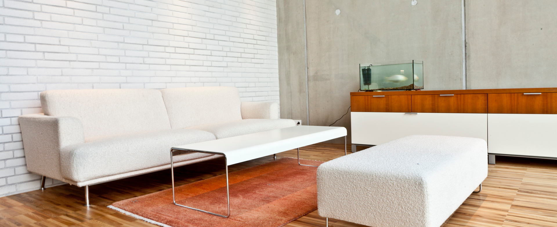 Haus am Hang Esslingen Wohnzimmer mit Sichtmauerwerk